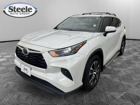 Used 2022 Toyota Highlander XLE FWD image 1