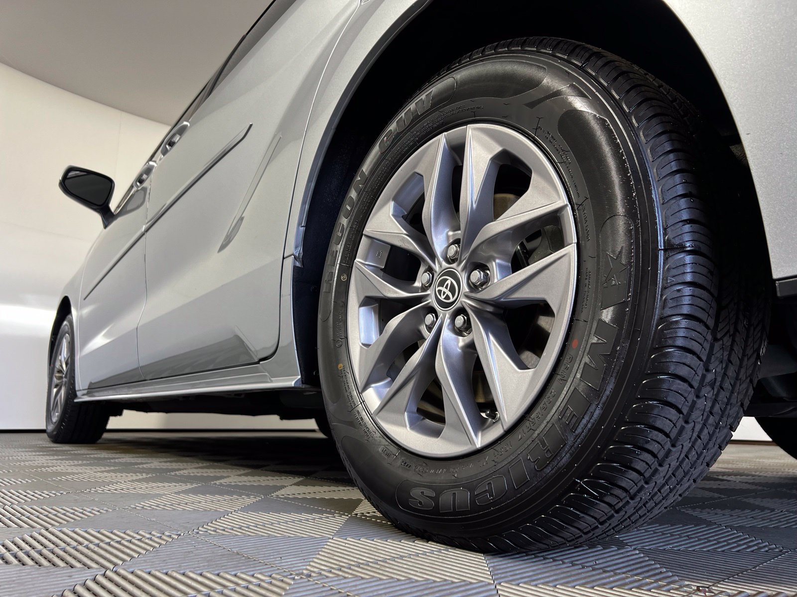 Certified 2023 Toyota Sienna XLE FWD image 29