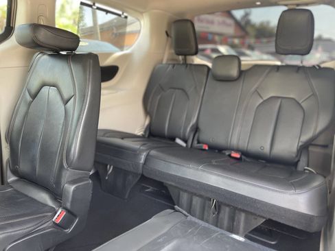 Used 2018 Chrysler Pacifica Touring-L image 17