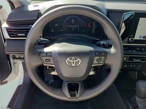 Used 2025 Toyota Camry LE image 29