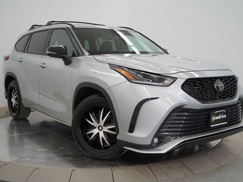 Used 2023 Toyota Highlander XSE image 3