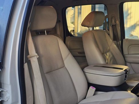 Used 2007 Cadillac Escalade EXT Base AWD 4dr Crew Cab SB w/ Information Package image 59