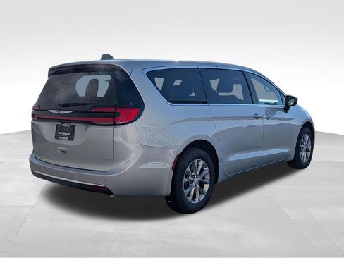 New 2026 Chrysler Pacifica Select AWD/4WD image 2