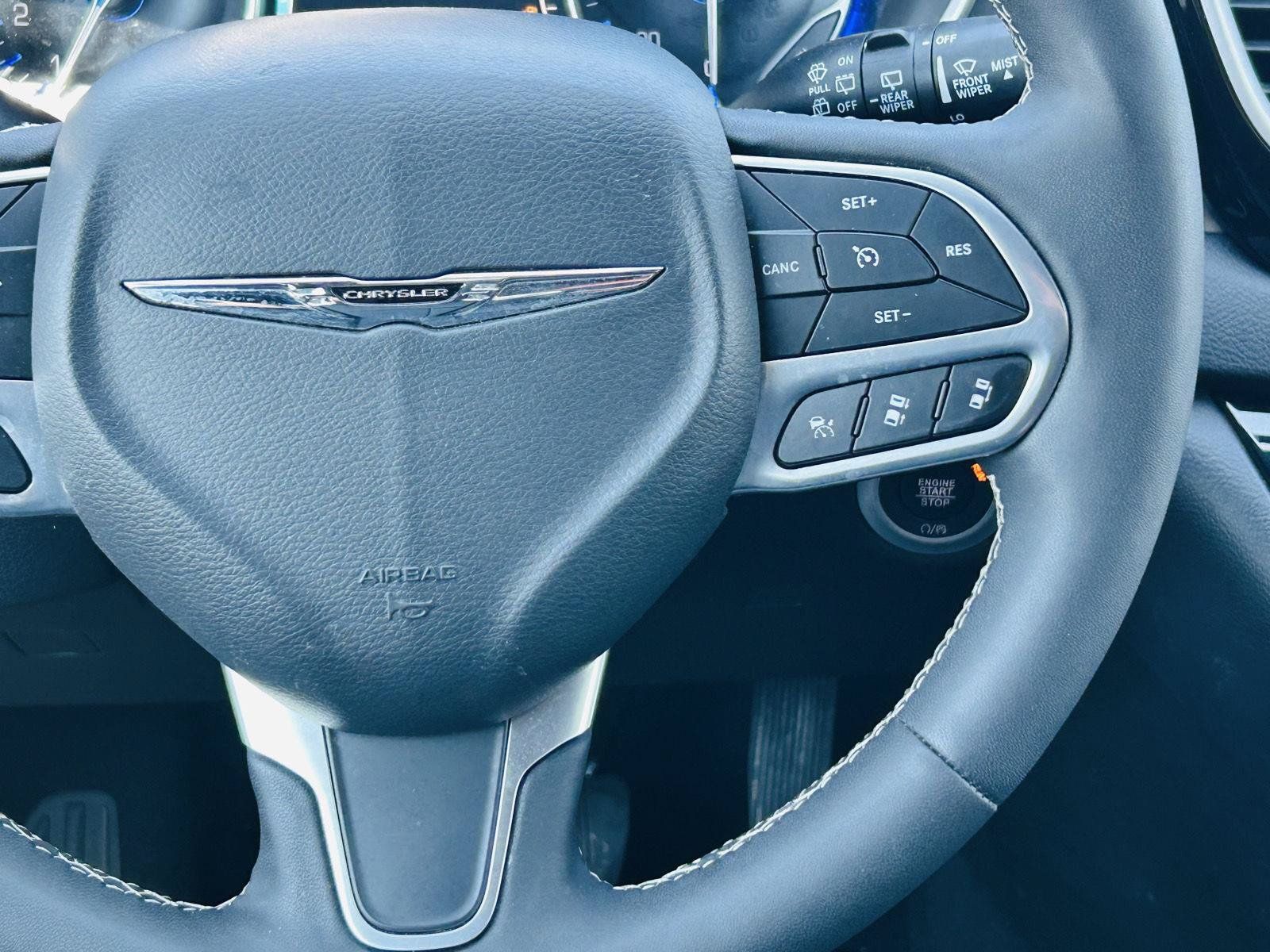Used 2025 Chrysler Pacifica Select FWD image 18