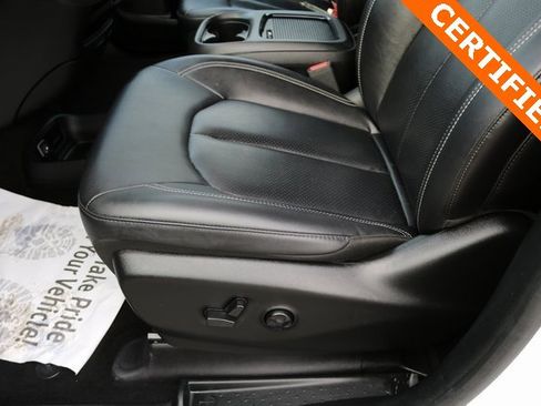 Used 2024 Chrysler Pacifica Select image 12