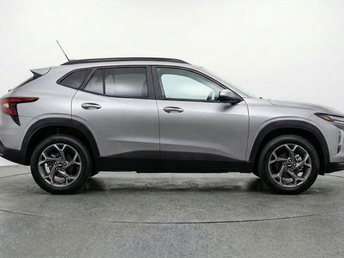 Used 2025 Chevrolet Trax LT w/ LT Convenience Package FWD image 11