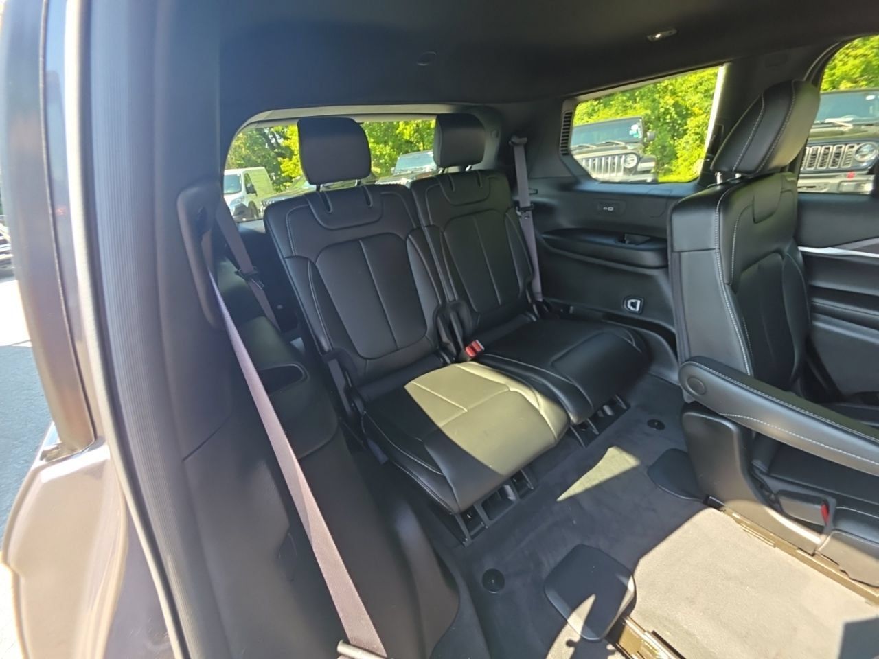 Used 2025 Jeep Grand Cherokee L Limited w/ Black Appearance Package AWD/4WD image 23