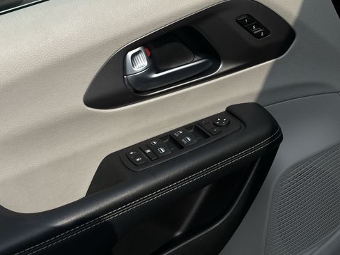 Used 2023 Chrysler Pacifica Touring-L FWD image 15