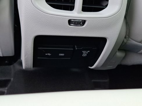 Used 2019 Jeep Cherokee Limited w/ Technology Group image 11