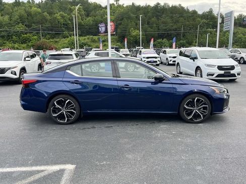 Used 2024 Nissan Altima 2.5 SR FWD image 2