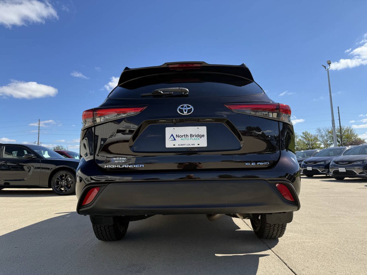 Used 2021 Toyota Highlander XLE AWD/4WD image 29