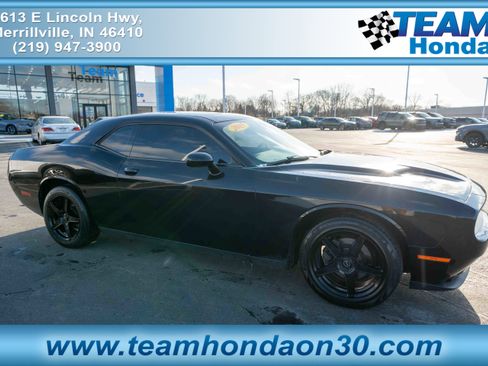 Used 2015 Dodge Challenger SXT image 1