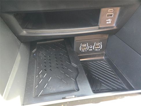 Used 2025 Chrysler Pacifica Premium FWD image 35