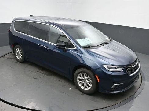 Used 2025 Chrysler Pacifica Select image 44