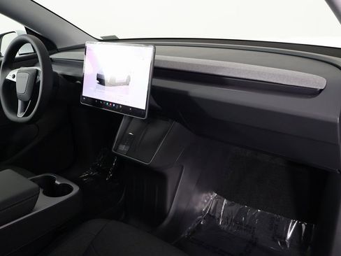 Used 2026 Tesla Model Y 2WD image 9