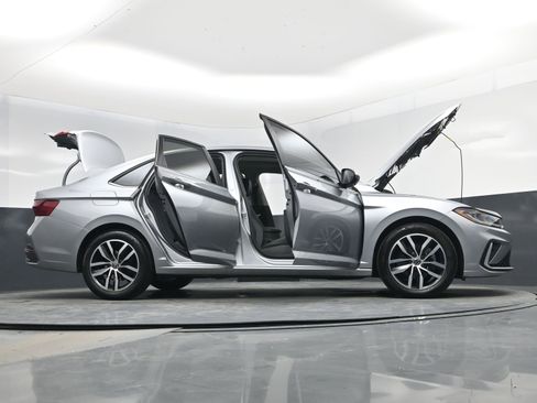 Used 2025 Volkswagen Jetta SE image 29