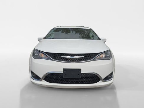 Used 2018 Chrysler Pacifica Touring-L image 8