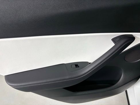 Used 2022 Tesla Model Y Long Range AWD/4WD image 24