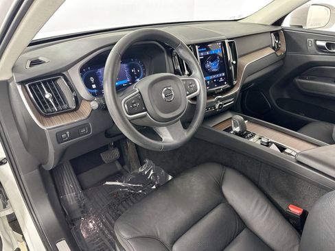 Used 2022 Volvo XC60 B5 Momentum w/ Protection Package Premier image 9