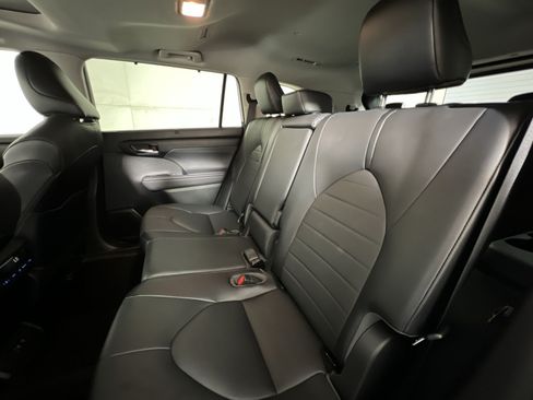 Used 2021 Toyota Highlander XLE AWD/4WD image 24