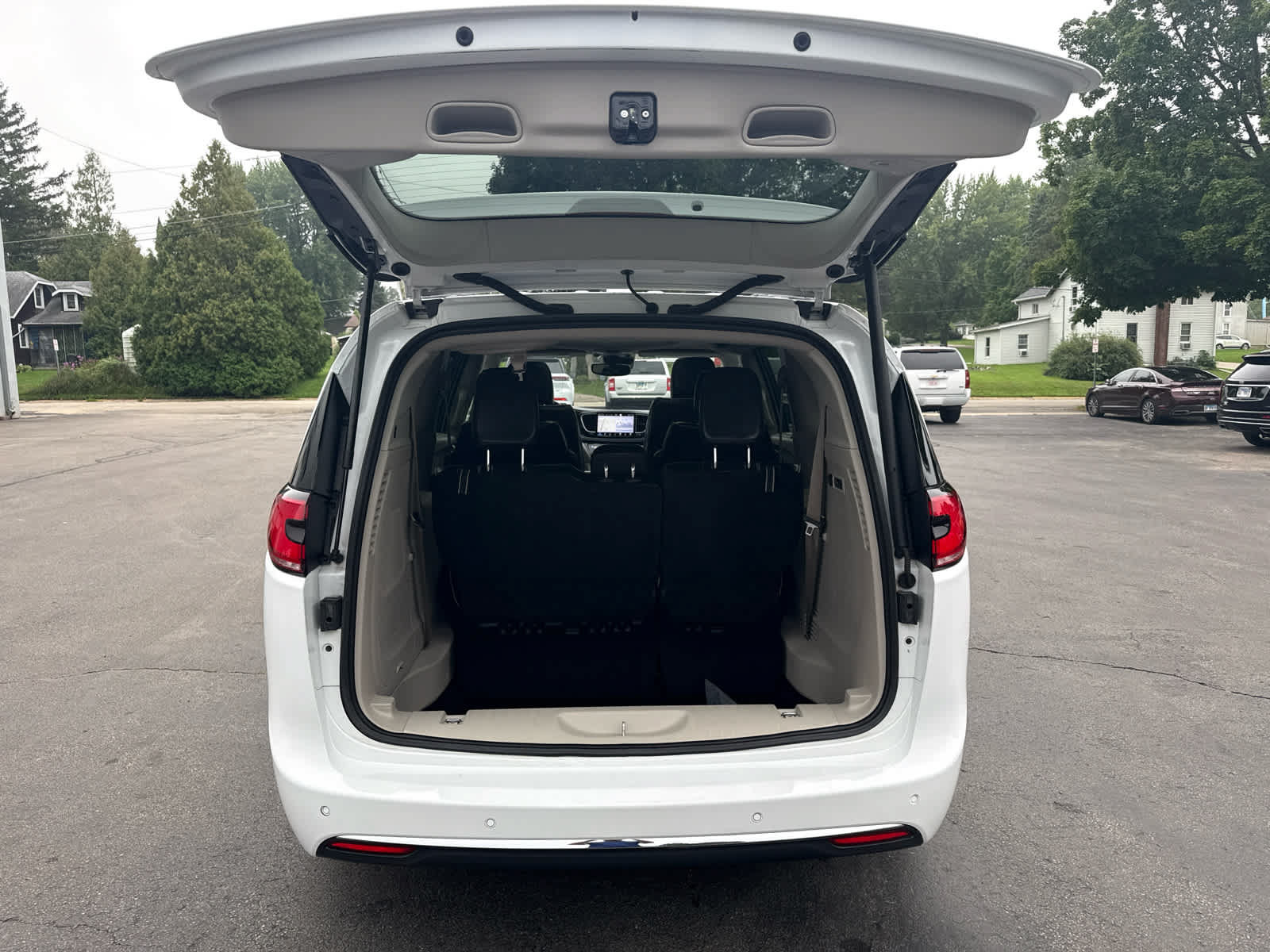 Used 2022 Chrysler Pacifica Limited FWD image 17