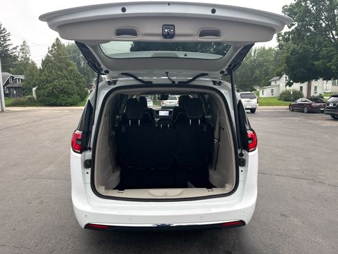 Used 2022 Chrysler Pacifica Limited FWD image 17