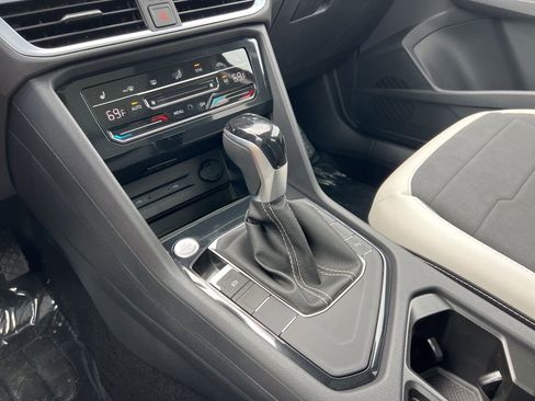 New 2026 Volkswagen Taos SE FWD image 19
