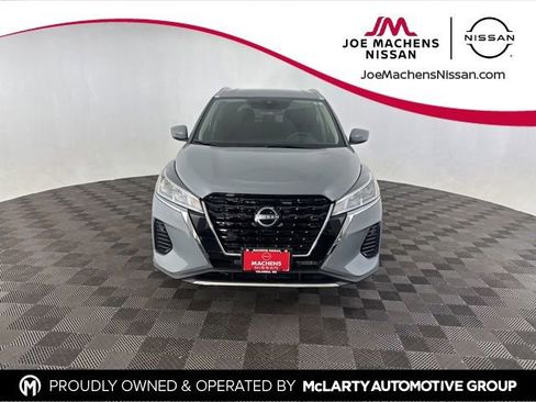 Used 2023 Nissan Kicks SV image 2