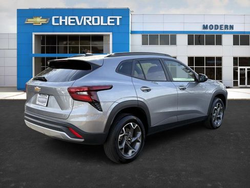 Used 2024 Chevrolet Trax LT w/ Driver Confidence Package image 5