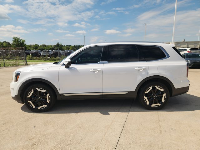 Used 2023 Kia Telluride EX w/ EX Captain's Chair Package FWD image 4