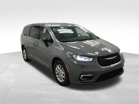 Used 2025 Chrysler Pacifica Select FWD image 3