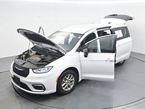 Used 2025 Chrysler Pacifica Select FWD image 42