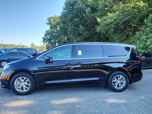 Used 2026 Chrysler Pacifica Select FWD image 2