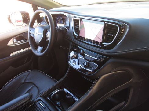 Used 2025 Chrysler Pacifica Limited image 10