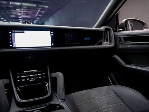 Used 2024 Porsche Cayenne Turbo GT image 41