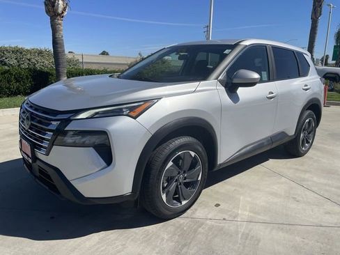 Used 2024 Nissan Rogue SV FWD image 1