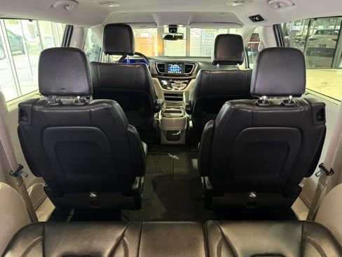 Used 2020 Chrysler Pacifica Touring-L FWD image 27