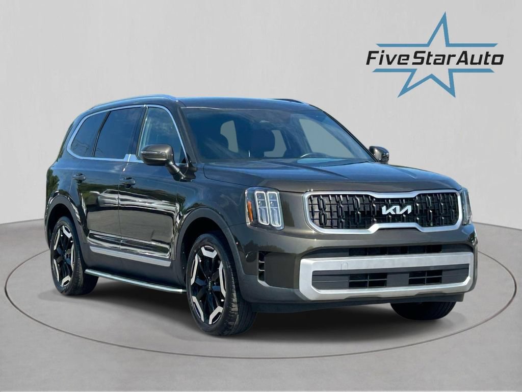 Used 2023 Kia Telluride EX w/ EX Captain's Chair Package FWD image 1