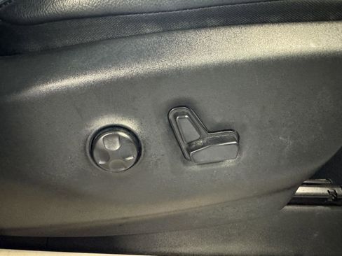 Used 2018 Chrysler Pacifica Touring-L w/ Tire & Wheel Group image 28