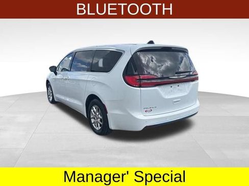 Used 2024 Chrysler Pacifica Touring-L FWD image 5