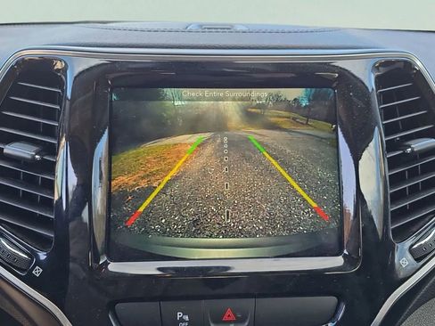 Used 2019 Jeep Cherokee Limited image 26