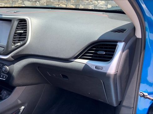 Used 2017 Jeep Cherokee Trailhawk w/ Comfort/Convenience Group image 18