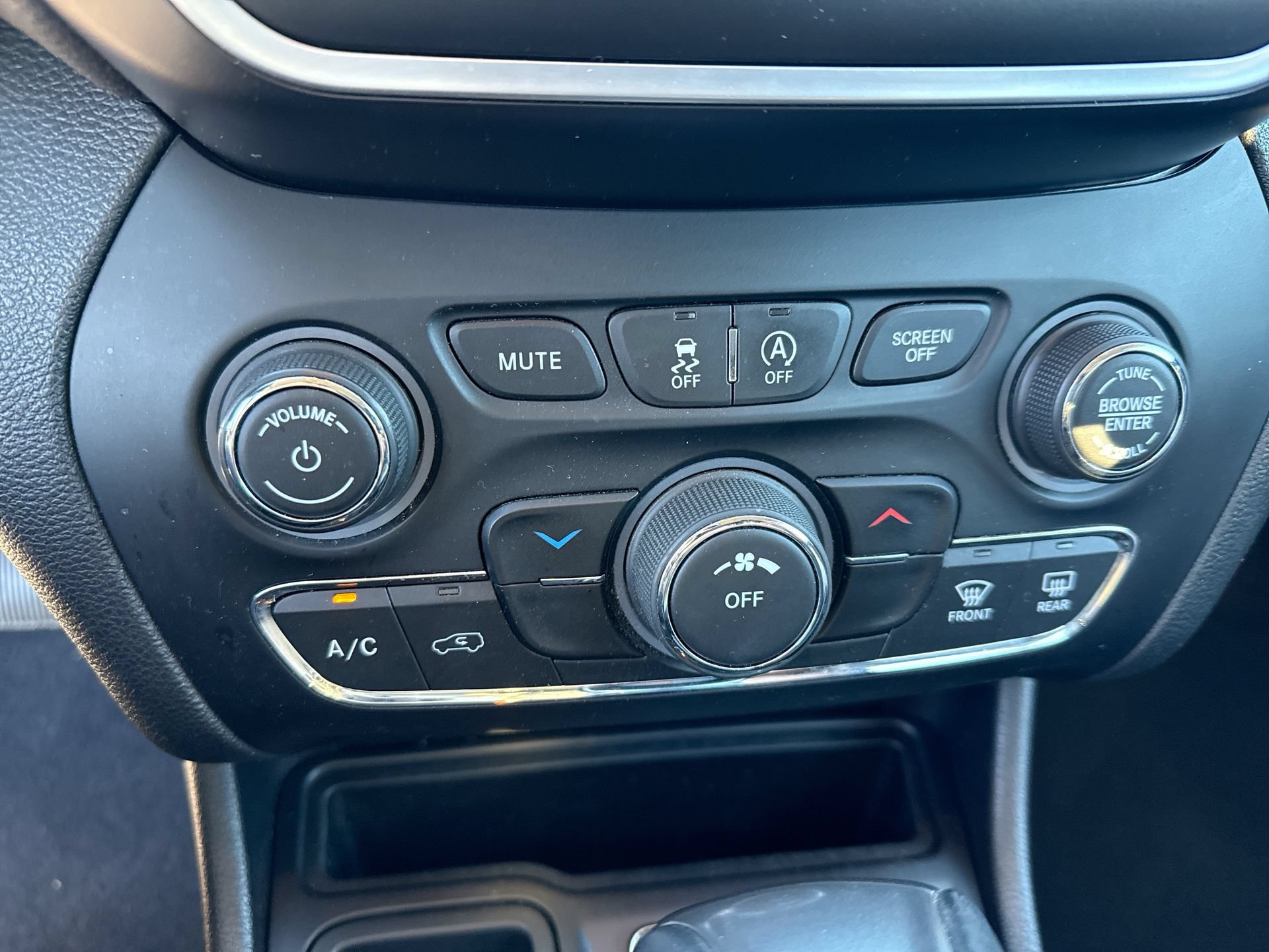 Used 2019 Jeep Cherokee Latitude Plus FWD image 12