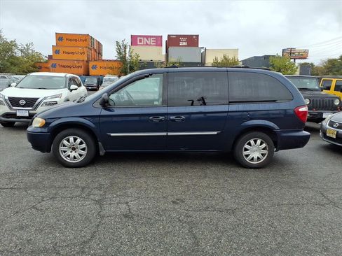 Used 2005 Chrysler Town & Country Touring w/ Leather Interior Group image 4