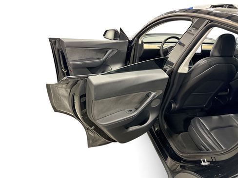 Certified 2021 Tesla Model Y Long Range AWD/4WD image 10