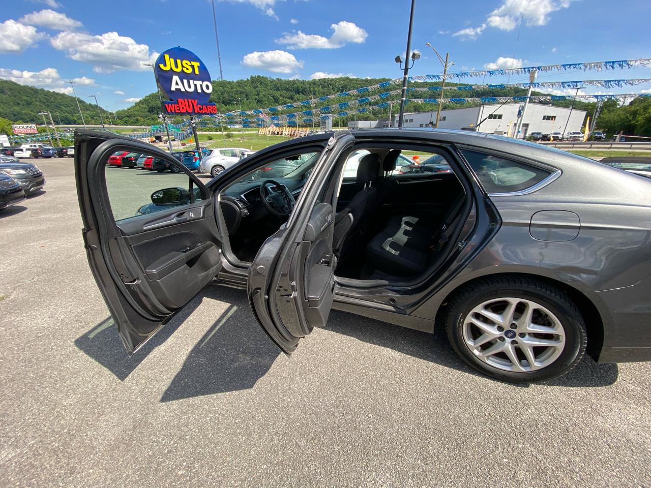 Used 2016 Ford Fusion SE FWD image 15