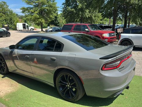 Used 2018 Dodge Charger SXT w/ Blacktop Package RWD image 4
