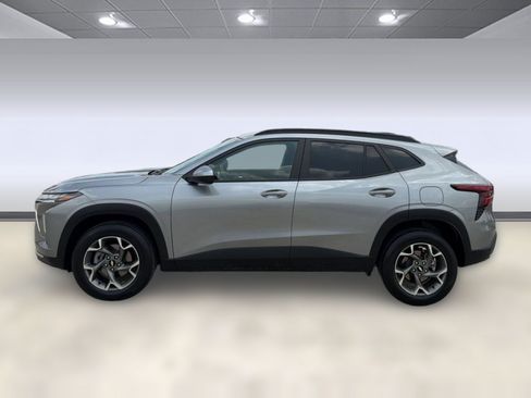 Used 2025 Chevrolet Trax LT FWD image 2