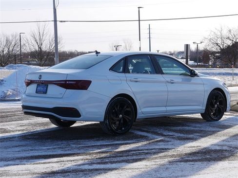 Certified 2025 Volkswagen Jetta SE image 7