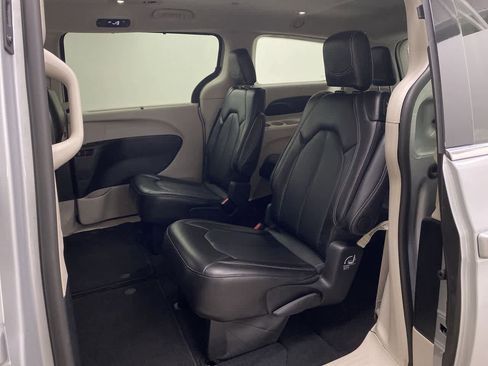 Used 2024 Chrysler Pacifica Touring-L image 16